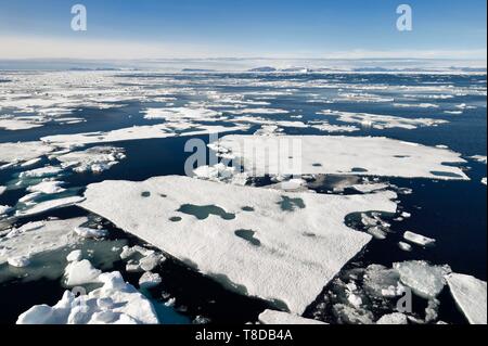 Grönland, Nordwestküste, Smith Sound im Norden von Baffin Bay, abgebrochene Teile des Arktischen Meereises und der kanadischen Küste von Ellesmere Island im Hintergrund Stockfoto