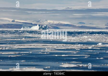 Grönland, Nordwestküste, Smith Sound im Norden von Baffin Bay, abgebrochene Teile des Arktischen Meereises und riesigen Eisberg im Hintergrund in Richtung der kanadischen Küste von Ellesmere Island Stockfoto
