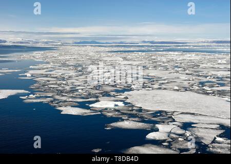 Grönland, Nordwestküste, Smith Sound im Norden von Baffin Bay, abgebrochene Teile des Arktischen Meereises und der kanadischen Küste von Ellesmere Island im Hintergrund Stockfoto