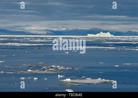 Grönland, Nordwestküste, Smith Sound im Norden von Baffin Bay, abgebrochene Teile des Arktischen Meereises und die Erforschung Sternzeichen der MS Fram wasserbecher Schiff von Hurtigruten, riesigen Eisberg im Hintergrund in Richtung der kanadischen Küste Stockfoto