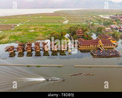 Myanmar (Burma), Shan Staat, Inle See, Kela schwimmenden Gärten, und Paramount Inle Resort Overwater Hotel (Luftbild) Stockfoto