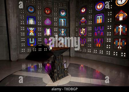 Frankreich, Meurthe et Moselle, Baccarat, Saint Remy Kirche datiert 1957, Chor, Apsis, Glasmalerei Baccarat Crystal, Reflexionen Stockfoto