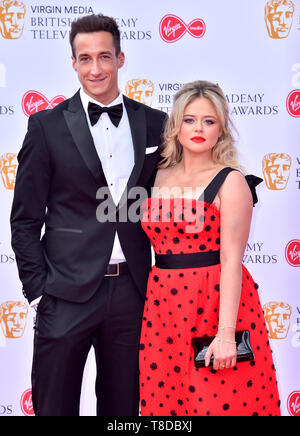 Rob Jowers und Emily Atack Teilnahme an der Virgin Media BAFTA TV Award, in der Royal Festival Hall in London statt. Stockfoto