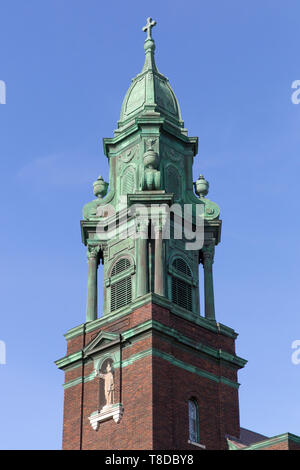 Der Glockenturm von St. Cyrill und Methodius Katholische Kirche im Nordosten von Minneapolis, Minnesota - Die 1917 Backsteinkirche wurde von Victor Cordella konzipiert Stockfoto