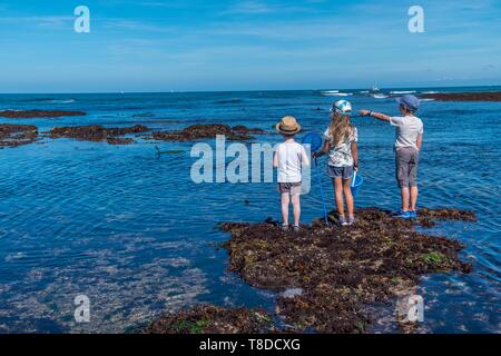 Frankreich, Charente Maritime, Insel Oleron, Kinder am Meer Stockfoto