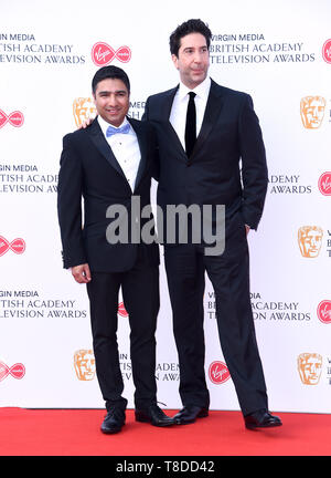 Nick Mohammed und David Schwimmer (rechts) an der Virgin Media BAFTA TV Award, in der Royal Festival Hall in London statt. Stockfoto