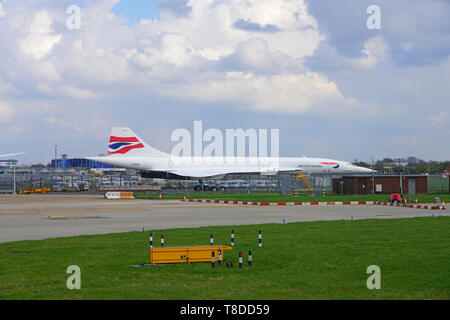 HEATHROW, ENGLAND-3 APR 2019 - ein pensionierter Überschalljet Concorde Flugzeug von British Airways (BA) ist in der ständigen Ausstellung im London Heathrow Int Stockfoto