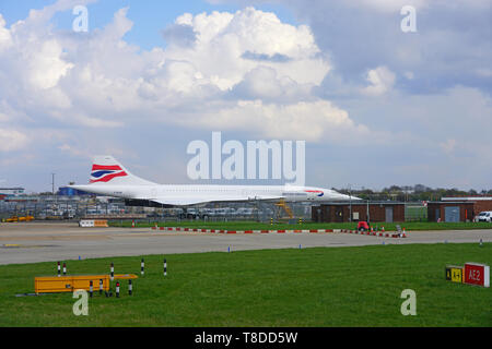 HEATHROW, ENGLAND-3 APR 2019 - ein pensionierter Überschalljet Concorde Flugzeug von British Airways (BA) ist in der ständigen Ausstellung im London Heathrow Int Stockfoto