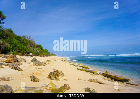 Einsamen goldenen Sandstrand, azurblaues Meer Wasser goldenen Sandstrand, Bali Uluwatu Stockfoto