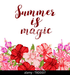 Sommer tropische floral background mit rosa und roten Blüten. Hand gezeichnete Illustration im Vintage Style. Sommer ist Magic Schriftzug Stockfoto