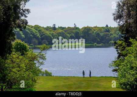 Blick über das Weiße Loch (oder Loch der Zoll) an Castle Kennedy Gardens in der Nähe von Stranraer in Wigtownshire, Dumfries und Galloway, Schottland. Stockfoto