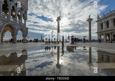 Italien, Veneto, Venedig, ein UNESCO Weltkulturerbe, San Marco Viertel, winzige Saint Mark's Square (Piazzetta San Marco), der Palazzo Ducale (Dogenpalast), Die zwei Spalten mit dem hl. Theodoros und der Löwe von Venedig, die libreria Gebäude und die Basilika und Abtei Kirche von San Giorgio Maggiore im Hintergrund geleitet Stockfoto