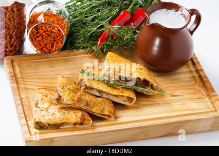 Khachapuri /Lobiani - traditionelle georgische/armenische Küche - Brot gefüllt mit roten Bohnen und serviert mit fermentierter Milch auf einem Holzbrett. Stockfoto