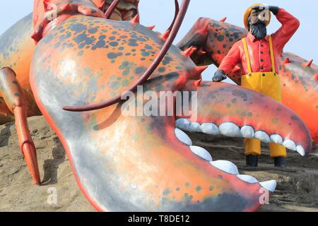 Kanada, New Brunswick, Acadia, Westmorland County, in Shediac (selbst ernannte Hauptstadt des Hummer), Statue eines Fischers und einen Hummer (die weltweit größte Heringshai für dieses Krebstier) seit 1990. Stockfoto