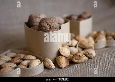 Mediterrane Ernährung. Cholesteerol Verbesserung der Ernährung. Gesunde Lebensmittel für das Herz. Gesunde Nüsse. Stockfoto