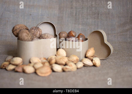 Mediterrane Ernährung. Cholesteerol Verbesserung der Ernährung. Gesunde Lebensmittel für das Herz. Gesunde Nüsse. Stockfoto