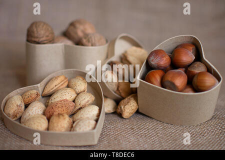 Mediterrane Ernährung. Cholesteerol Verbesserung der Ernährung. Gesunde Lebensmittel für das Herz. Gesunde Nüsse. Stockfoto