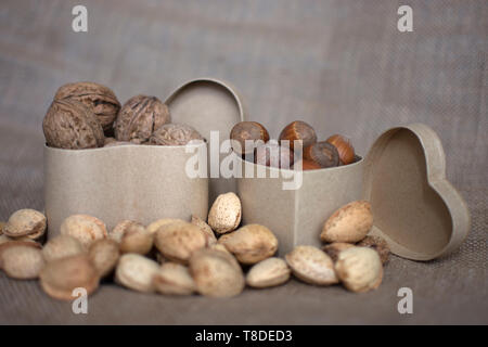 Mediterrane Ernährung. Cholesteerol Verbesserung der Ernährung. Gesunde Lebensmittel für das Herz. Gesunde Nüsse. Stockfoto