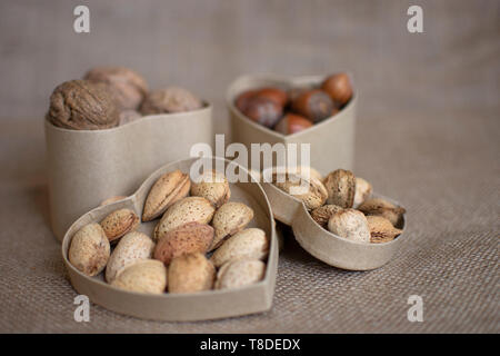 Mediterrane Ernährung. Cholesteerol Verbesserung der Ernährung. Gesunde Lebensmittel für das Herz. Gesunde Nüsse. Stockfoto