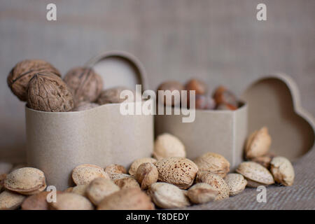 Mediterrane Ernährung. Cholesteerol Verbesserung der Ernährung. Gesunde Lebensmittel für das Herz. Gesunde Nüsse. Stockfoto