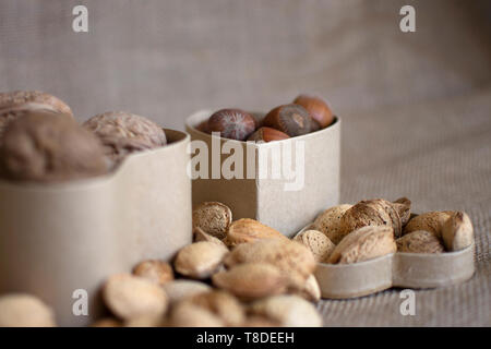 Mediterrane Ernährung. Cholesteerol Verbesserung der Ernährung. Gesunde Lebensmittel für das Herz. Gesunde Nüsse. Stockfoto