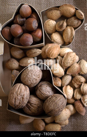 Mediterrane Ernährung. Cholesteerol Verbesserung der Ernährung. Gesunde Lebensmittel für das Herz. Gesunde Nüsse. Stockfoto