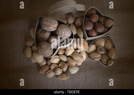 Mediterrane Ernährung. Cholesteerol Verbesserung der Ernährung. Gesunde Lebensmittel für das Herz. Gesunde Nüsse. Stockfoto