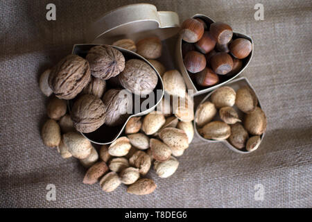 Mediterrane Ernährung. Cholesteerol Verbesserung der Ernährung. Gesunde Lebensmittel für das Herz. Gesunde Nüsse. Stockfoto