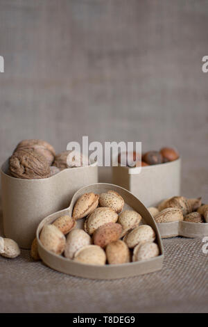 Mediterrane Ernährung. Cholesteerol Verbesserung der Ernährung. Gesunde Lebensmittel für das Herz. Gesunde Nüsse. Stockfoto