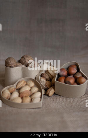 Mediterrane Ernährung. Cholesteerol Verbesserung der Ernährung. Gesunde Lebensmittel für das Herz. Gesunde Nüsse. Stockfoto