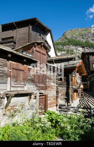 Schweiz, Wallis, Zermatt, im alten Dorf im Laufe der Jahrhunderte alten hölzernen Chalets Stockfoto