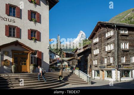 Schweiz, Wallis, Zermatt im Dorf, dem Rathausplatz und das Matterhorn Stockfoto