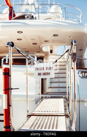 Brücke von privaten Luxus Schiff mit verbotenen Eintrags Private Yacht kein Eintrag im Yachthafen von Cannes, Côte d'Azur, Frankreich Stockfoto