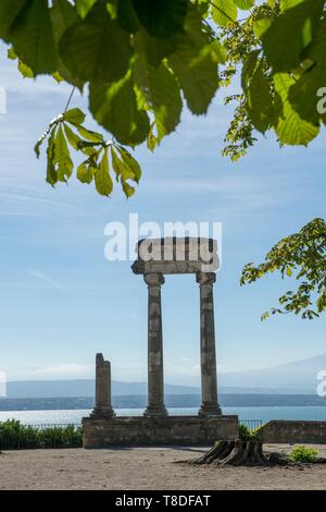 Schweiz, Kanton Waadt, Nyon 2 Spalten und 1 Kapital, nur Zeugnis der römischen Ära an der Stelle der Kastanien Stockfoto