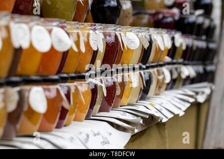 BEERVELDE, Belgien - 12. MAI 2019: eine Nahaufnahme Portrait von Glas Töpfe mit Teilen von verschiedenen Arten von Marmelade in Ihnen auf einem Markt angezeigt Abschaltdruck am a l Stockfoto