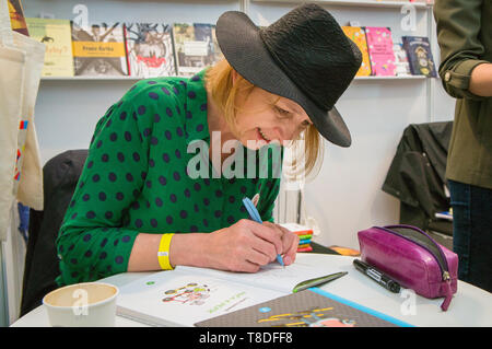 Die Comicautorin Lucie Lomova signiert ihre Bücher auf der 25. Internationalen Buchmesse und dem literarischen Festival Book World Prague 2019, Tschechische Republik, 11. Mai 2 Stockfoto