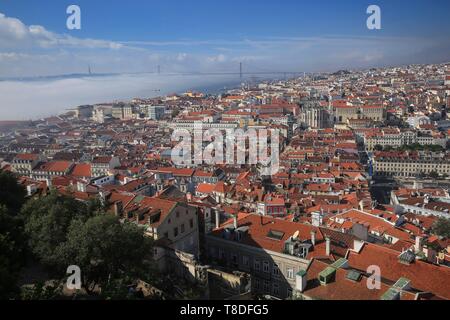 Portugal, Lissabon, den Fluss Tejo und die Ponte 25 de Abrile im Nebel, von der Burg Sao Jorge gesehen Stockfoto