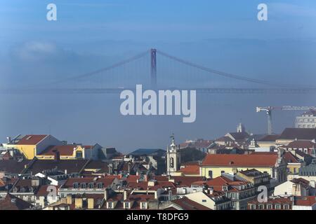 Portugal, Lissabon, den Fluss Tejo und die Ponte 25 de Abrile im Nebel, von der Burg Sao Jorge gesehen Stockfoto