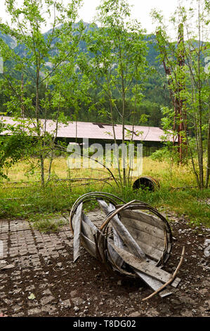 Zerkleinertes Altholz barrel aufgegeben Canfranc International Railway Station (Canfranc, Pyrenäen, Jacetania, Huesca, Aragón, Spanien) Stockfoto