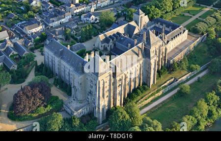 Frankreich, Sarthe, Solesmes, die Kirche und die Abtei Saint-Pierre (Luftbild) Stockfoto