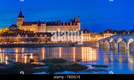 Frankreich, Loiret, Gien, Sainte Jeanne d'Arc (Jeanne d'Arc) Kirche, das Schloss und die Ufer der Loire Stockfoto