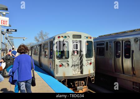 Chicago, Illinois, USA. CTA braune Linie 'L' Züge treffen sich die Southport Avenue Station abholen und discaharge Passagiere. Stockfoto