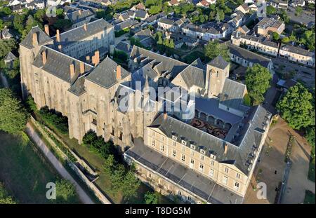 Frankreich, Sarthe, Solesmes, die Kirche und die Abtei Saint-Pierre (Luftbild) Stockfoto