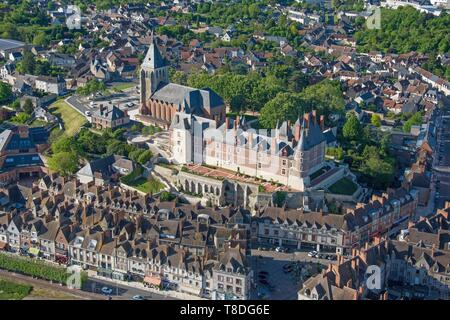 Frankreich, Loiret, Gien, Sainte Jeanne d ' Arc (Johanna von Orléans) Kirche, das Schloss und den Ufern des Flusses Loire (Luftbild) Stockfoto