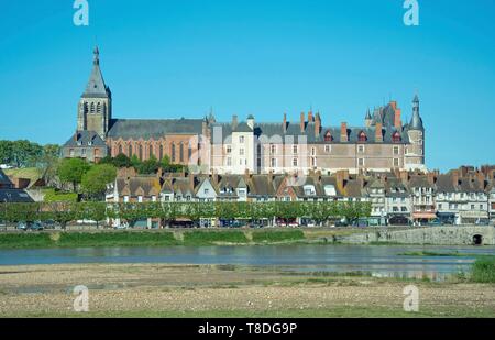 Frankreich, Loiret, Gien, Sainte Jeanne d'Arc (Jeanne d'Arc) Kirche, das Schloss und die Ufer der Loire Stockfoto