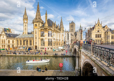 GENT, Belgien - 29. März 2017: Panoramablick auf das historische Zentrum von Gent mit Fluss Leie an einem sonnigen Tag, Ostflandern, Belgien Stockfoto