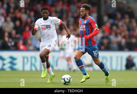 Crystal Palace Andros Townsend in Aktion mit Bournemouth Jefferson Lerma während der Premier League Spiel im Selhurst Park, London. Stockfoto