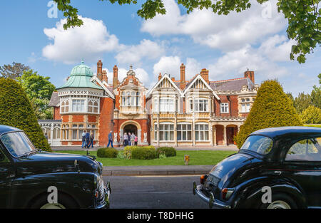Eingang zum viktorianischen Herrenhaus in Bletchley Park, sobald die top-secret home des Zweiten Weltkriegs Codebreakers, heute ein führender Erbe Attraktion Stockfoto