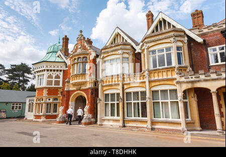 Eingang zum viktorianischen Herrenhaus in Bletchley Park, sobald die top-secret home des Zweiten Weltkriegs Codebreakers, heute ein führender Erbe Attraktion Stockfoto