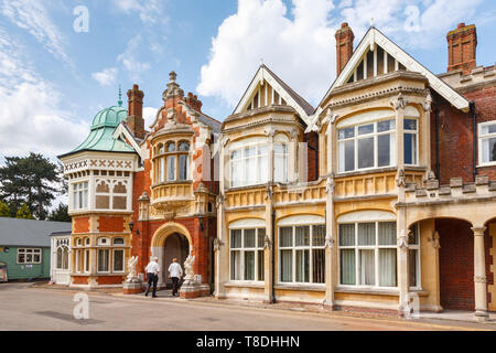 Eingang zum viktorianischen Herrenhaus in Bletchley Park, sobald die top-secret home des Zweiten Weltkriegs Codebreakers, heute ein führender Erbe Attraktion Stockfoto